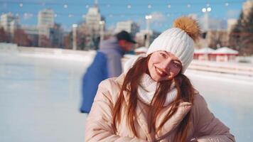 joven sonriente mujer hielo Patinaje dentro en hielo pista. video