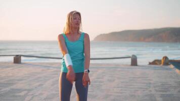 jong fit vrouw aan het doen hurken strand met zonsondergang video