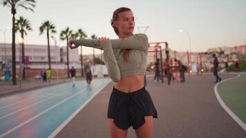 sportlich Frau auf Laufen Spur tun Kniebeugen Übungen. video