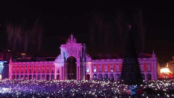 Lissabon, Portugal 31 Dezember 2023 Feuerwerk Anzeige Beleuchtung oben Handel Platz im Lissabon beim Nacht. video