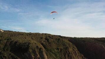 extrem paraglider flygande i klar blå himmel, mot filmiska kricka hav. video