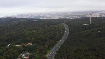 antenne visie van voertuigen het rijden Aan de bezig snelweg met complex knooppunt wegen. video