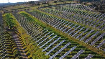 antenne visie van zonne- panelen boerderij met zonlicht. video