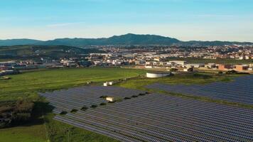 aereo Visualizza di solare pannelli azienda agricola con luce del sole. video