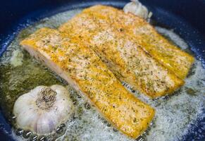 Fresco salmón filete con hierbas y especias foto