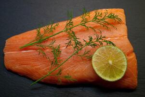 Fresco salmón filete con hierbas y especias foto