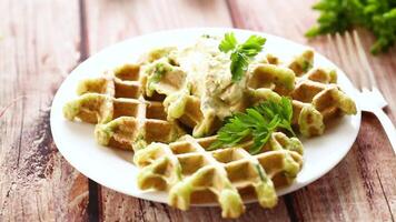 Gemüse Kohl Waffeln gebraten mit Kräuter video