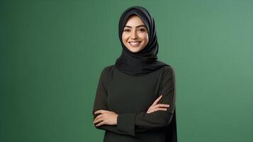 ai generado de cerca retrato de atractivo Arábica mujer vistiendo bufanda y cruce mano en verde antecedentes. negocio concepto foto
