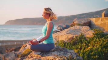 en kvinna är håller på med yoga på de strand video