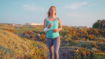 un mujer trotar en el playa cerca el Oceano video