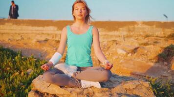 un mujer es haciendo yoga en el playa video