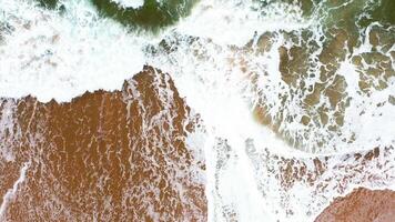 aérien vue de vague sur le plage avec le sable et turquoise vagues video