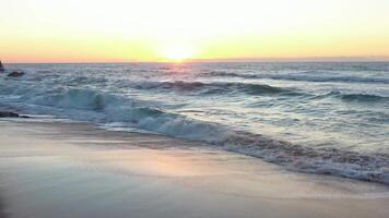 Oceano horizonte con puesta de sol cielo mosca encima. video