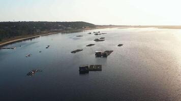 aéreo Visão do pescaria barcos em natural lago perto atlântico oceano. video