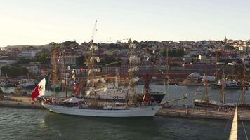 Portugal, Lissabon 01 September 2023 hoch Schiffe festgemacht beim Hafen zu nehmen Teil im jährlich hoch Schiffe Rennen lisboa im Lissabon mit Stadtbild im Hintergrund. video