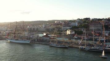 Portugal, Lissabon 01 September 2023 hoch Schiffe festgemacht beim Hafen zu nehmen Teil im jährlich hoch Schiffe Rennen lisboa im Lissabon mit Stadtbild im Hintergrund. video