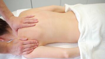 Frau auf therapeutisch Rücken Massage im Klinik Lügen auf Couch, oben Sicht. video