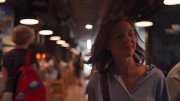 ein Frau Gehen durch ein überfüllt Einkaufszentrum video