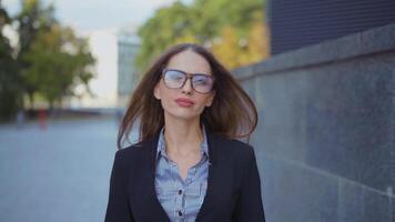 Porträt von ein Geschäft Frau im ein passen video