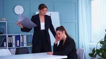 twee Dames in bedrijf pakken zijn pratend Bij een tafel video