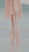 Beine im pointe Schuhe. Ballerina ist Stehen auf auf Zehenspitzen gehen. Vertikale Format zum das Telefon. video