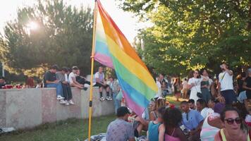 Lisboa, Portugal. 17 Junho 2023. piquenique dentro parque dentro Lisboa durante gay orgulho parada. video