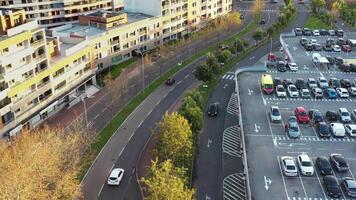 tid upphöra av parkering massa av handla Centrum fylld med annorlunda bilar. video