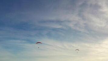 extreem paraglider vliegend in Doorzichtig blauw luchten video