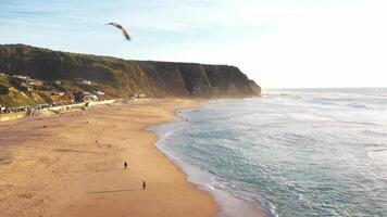 pôr do sol em a de praia praia grande, Portugal. lindo pôr do sol em a Português de praia praia grande, dentro Portugal. video