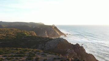 zonsondergang Aan de strand praia groots, Portugal. mooi zonsondergang Aan de Portugees strand praia groots, in Portugal. video