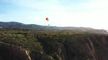 extreem paraglider vliegend in Doorzichtig blauw luchten, richting filmische taling oceaan. video