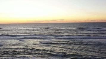 Oceano horizonte con puesta de sol cielo mosca encima. video