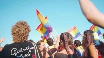 Lissabon, Portugal. 17 juni 2023. picknick in park in Lissabon gedurende homo trots optocht. video
