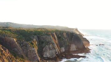 puesta de sol en el playa praia grande, Portugal. hermosa puesta de sol en el portugués playa praia grande, en Portugal. video