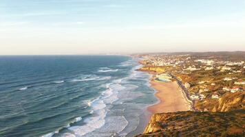 solnedgång på de strand praia grande, portugal. skön solnedgång på de portugisiska strand praia grande, i portugal. video