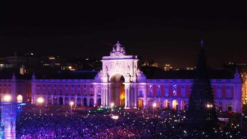 Lisbonne, le Portugal 31 décembre 2023 feux d'artifice afficher lumières en haut Commerce carré dans Lisbonne à nuit. video