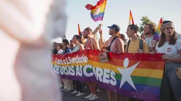 Lissabon, Portugal. 17 Juni 2023 Menschen Versammlung im Park während Stolz Parade im Lissabon. Menschenmassen beim Veranstaltung zu Kampf zum lgbtqia Rechte. video