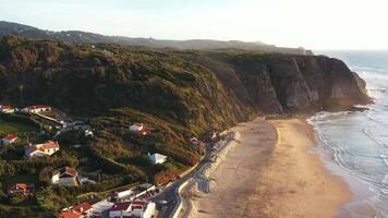 Sonnenuntergang auf das Strand Praia großartig, Portugal. schön Sonnenuntergang auf das Portugiesisch Strand Praia großartig, im Portugal. Strand von Praia groß. Aussicht von atlantisch Strand und groß Wellen. Colares, Sintra, Portugal. video