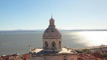 antenne visie van Lissabon downtown zomer dag, Portugal. dar beeldmateriaal van de Lissabon oud stad- horizon. historisch wijk Alfama Bij zonsopkomst in hoofdstad stad van Portugal. historisch gebouwen van Lisboa stad video