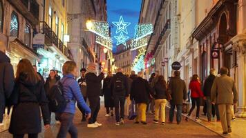 Lissabon, Portugal 25 december 2023 mensen wandelen Aan Kerstmis nacht aurea stad straat van Lissabon. video