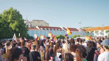 Lissabon, Portugal. 17 Juni 2023. Prozession während Stolz Parade mit Poster, Banner, Regenbogen Flaggen. video