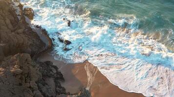 aéreo Visão do onda em a de praia com areia e turquesa ondas video