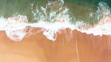 aereo Visualizza di onda su il spiaggia con sabbia e turchese onde video