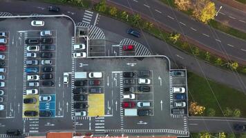 tid upphöra av parkering massa av handla Centrum fylld med annorlunda bilar. video