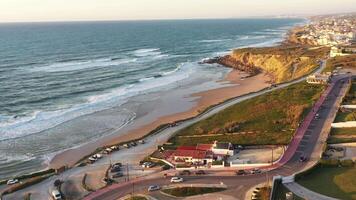 solnedgång på de strand praia grande, portugal. skön solnedgång på de portugisiska strand praia grande, i portugal. video