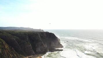 solnedgång på de strand praia grande, portugal. skön solnedgång på de portugisiska strand praia grande, i portugal. video