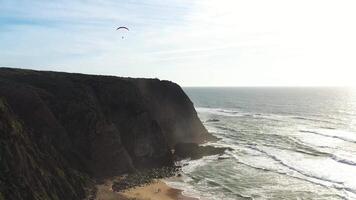 puesta de sol en el playa praia grande, Portugal. hermosa puesta de sol en el portugués playa praia grande, en Portugal. video