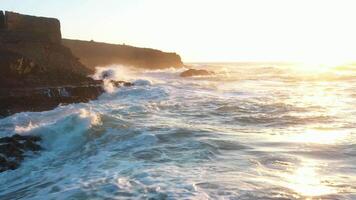 aéreo ver de Oceano horizonte con puesta de sol cielo mosca encima. video