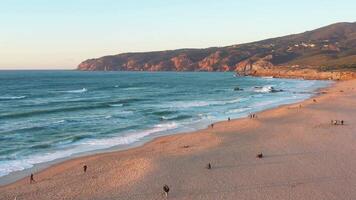 puesta de sol en el playa praia grande, Portugal. hermosa puesta de sol en el portugués playa praia grande, en Portugal. video