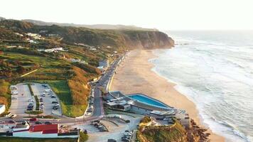 solnedgång på de strand praia grande, portugal. skön solnedgång på de portugisiska strand praia grande, i portugal. video